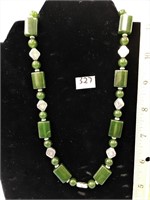 18" jade bead necklace       (k 5)