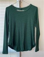 D4)Medium women’s pine green top from Maurice’s no