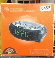 Instant Time Set Dual Wake AM/FM Clock Radio