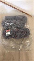 Froehlich woole grey /red yarn