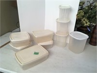 asst plastic storage containers