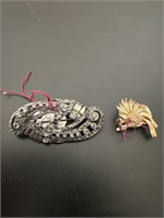 2 pieces of Vintage Costume jewelry brooches