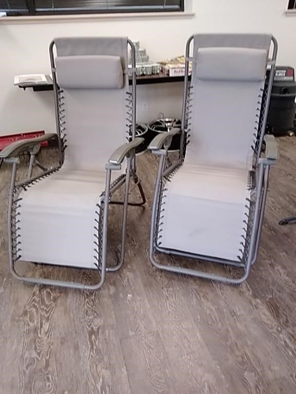 2 reclining lounge chairs