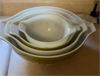Set of 4 Pyrex nesting bowls