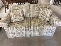 King Hickory 5’ Love Seat... very nice condition