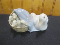 LLADRO MOMMA DUCK WITH BABIES 2"T X 3.5"W