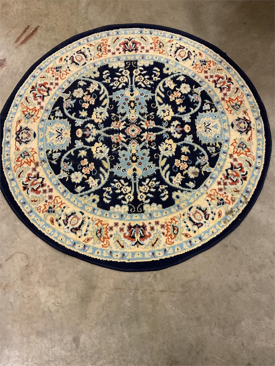 Kashan Round area rug 4’ round