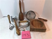 Wooden & wooden handled kitchen items