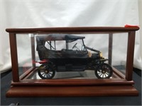 Franklin Mint 1913 Ford Model T w/ glass display