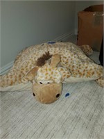 Kid's giraffe pillow
