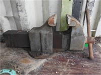 LARGE VISE AND HITCH ATTACHMENT