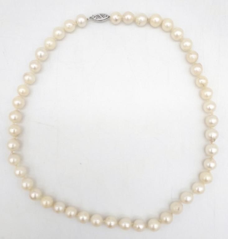 (II) Vintage 10KG Clasp Pearl Necklace. Necklace