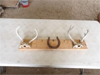 Double Deer Antler Mount w/Horse Shoe