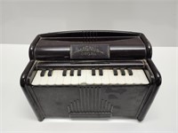 1940S MAGNUS MINI TABLETOP ORGAN