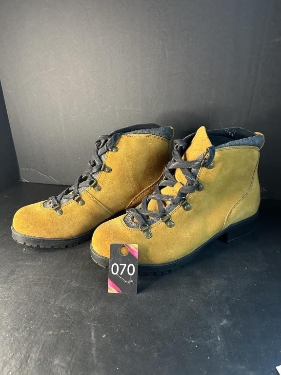 Hiking Suede Boots Size 11 Womens -Never Warn