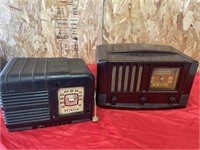 2 vintage radio is damaged
