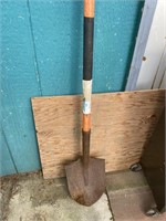 Pointed shovel with fiberglass handle