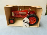 1/16 Farmall 350 Tractor w/ Wide Front (NIB)