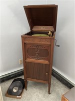 EDISON VICTROLA AND RECORDS - NICE SHAPE