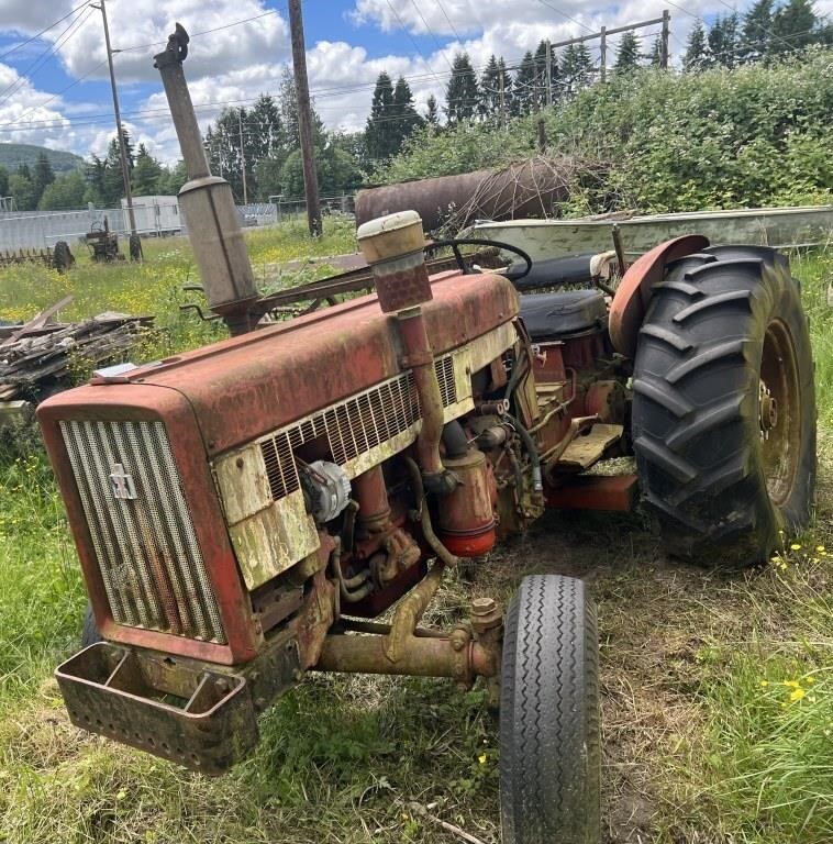 International Diesel Tractor, Looks Complete!