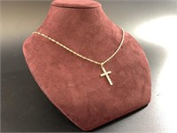 14 kt Gold necklace with a gold and diamond cross