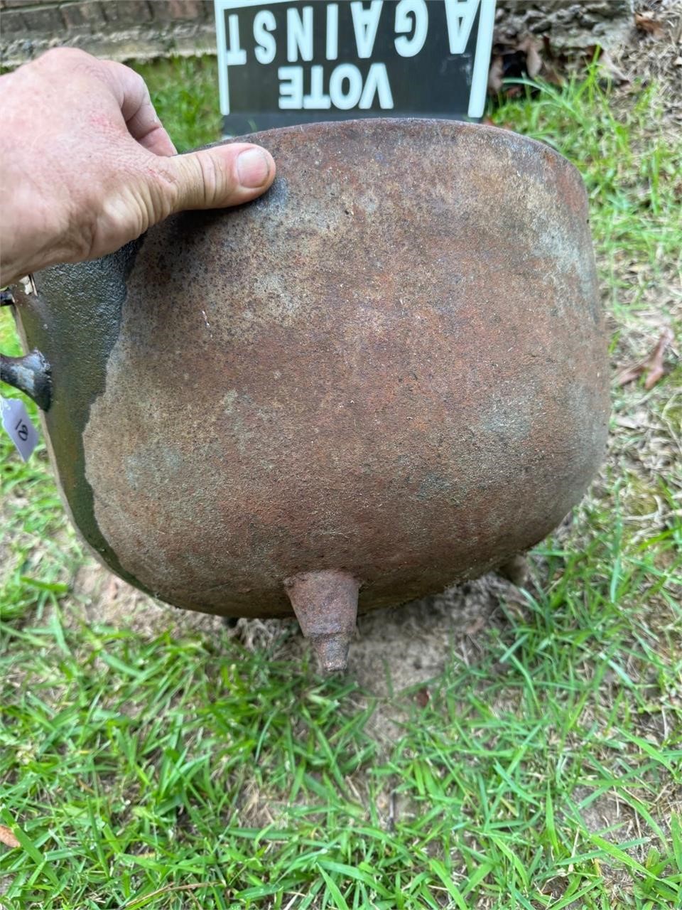 Cast iron pot w/legs