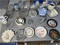 LARGE LOT OF VARIOUS CRYSTAL AND GLASS WARE