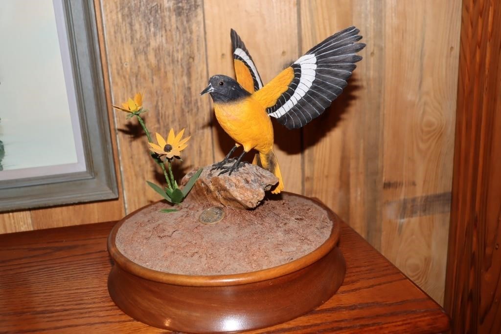 Baltimore Oriole bird carving with Black Eye