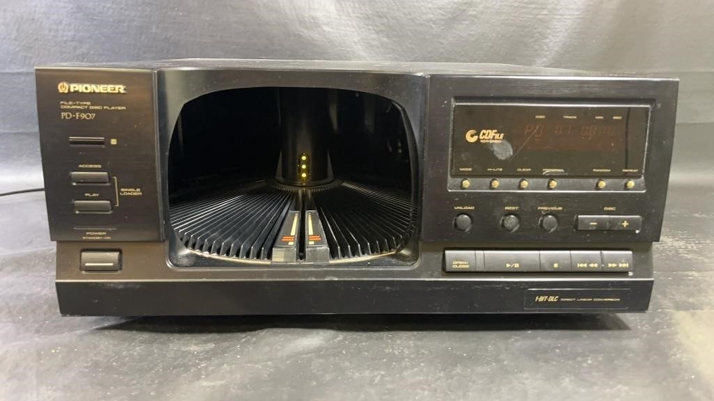 Powered on Pioneer PD-F907 101-disc Mega Storage