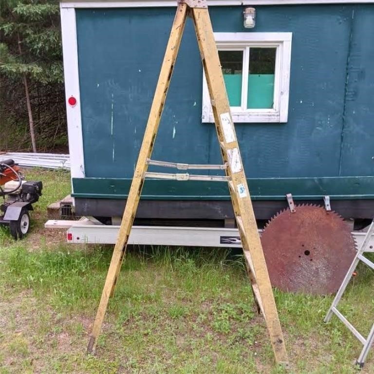 8' Folding Step-Ladder Fiberglass