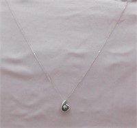 18" SILVER NECKLACE WITH BLACK PEARL SLIDE.