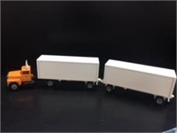 Winross Double Yellow Tractor Trailer