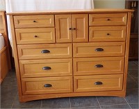 THORNWOOD MFG 10 DRAWER OAK DRESSER....