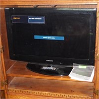 SAMSUNG 30" FLAT PANEL TV- TURNS ON