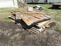 PILE ASSORTED PIECES OF PLYWOOD