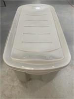 Rubbermaid Jumbo Storage Tote with a lid. Has a