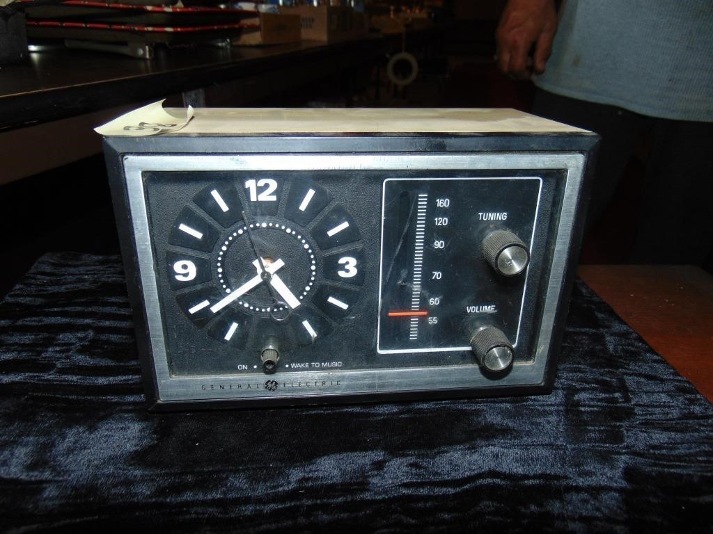 Retro GE Clock Radio