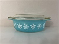 Snowflake Pyrex Casserole Dish w/ Lid