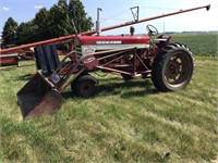 Farmall 560 gas tractor with Stan Hoist loader