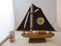 Voilier en bois avec horloge