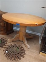 Wood table 28 in tall 42 in diameter