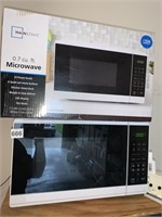 MAINSTAY MICROWAVE LOOKS LIKE NEW W/ BOX