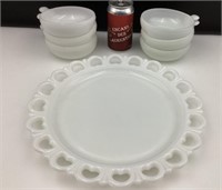 Lot de pièces en milk glass, plat de service