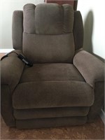 Lazy Boy Med chair like new, power lift recliner