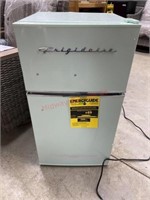 FRIGIDAIRE RETRO MINI FRIDGE