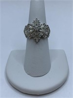 DIAMOND CLUSTER RING SET IN 14K WHITE GOLD - 6.4