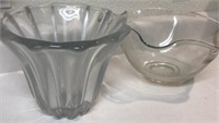 X - LOT OF 2 VINTAGE GLASS BOWLS (K63)