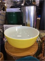 Vintage yellow Pyrex bowl