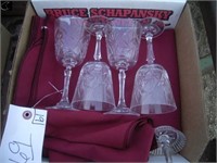 4 Crystal wine glasses and cloth Tablecloths