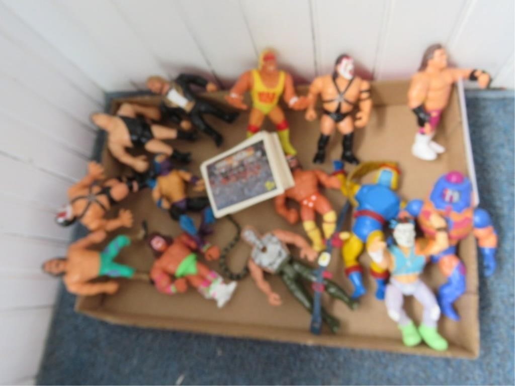 WRESTINGLY FIGURINES - HULK HOGAN AND WWE CARDS